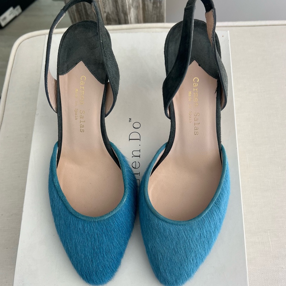 Beautiful Carmen Salas heels, calf hair front, suede heel, leather sole